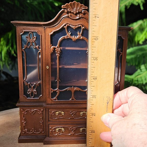 Chippendale Goebel Breakfront Cabinet 1:12 Scale - Picture 8 of 13